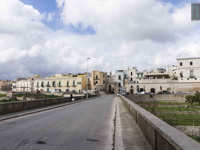 Per raggiungere la citt� percorriamo la strada provinciale 231 e imbocchiamo la prima uscita che porta nel centro abitato, ritrovandoci cos� in via Modugno. L'arteria dopo un chilometro cambia nome in via Ferdinando II di Borbone
